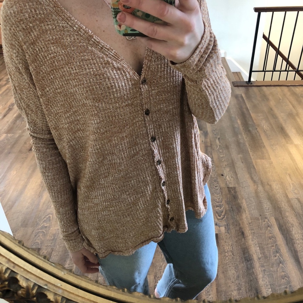 SOLD 🌺URBAN OUTFITTERS OUT FROM UNDER LONG SLEEVE - Picture 3 of 6